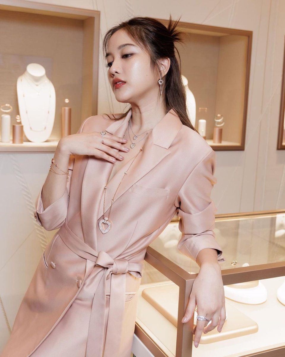 FBTroops_IDN's tweet photo. [IG POST]
@srchafreen 

Riviera has arrived in Thailand, the first Fred boutique at The Emporium.🤍✨ #FREDParis @fredJewelry 

from: https://t.co/xXZqCDPsvN

#srchafreen 
#FBTroopsIDN https://t.co/YOy6CkwXYt
