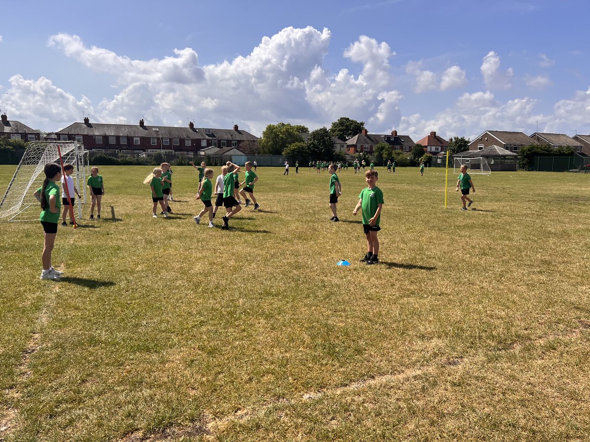 Acreheads7ST's tweet photo. As part of World Week Year 3 enjoyed a game of softball 🇺🇸 #acreheads #year3 #sport #worldweek https://t.co/dlYJAueB8L