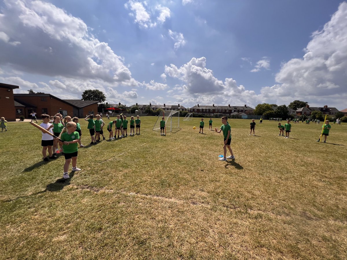 Acreheads7ST's tweet photo. As part of World Week Year 3 enjoyed a game of softball 🇺🇸 #acreheads #year3 #sport #worldweek https://t.co/dlYJAueB8L
