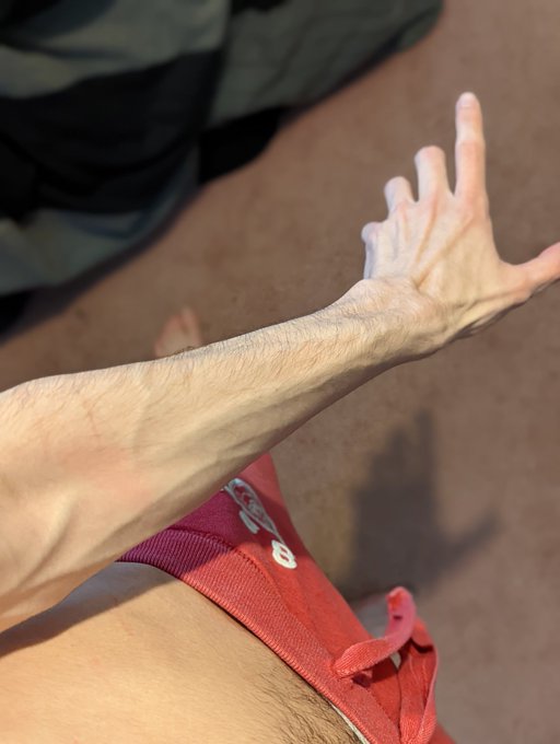 I did a home workout for the first time in ages 😅 enjoy the post workout arms and shirtless pics https://t