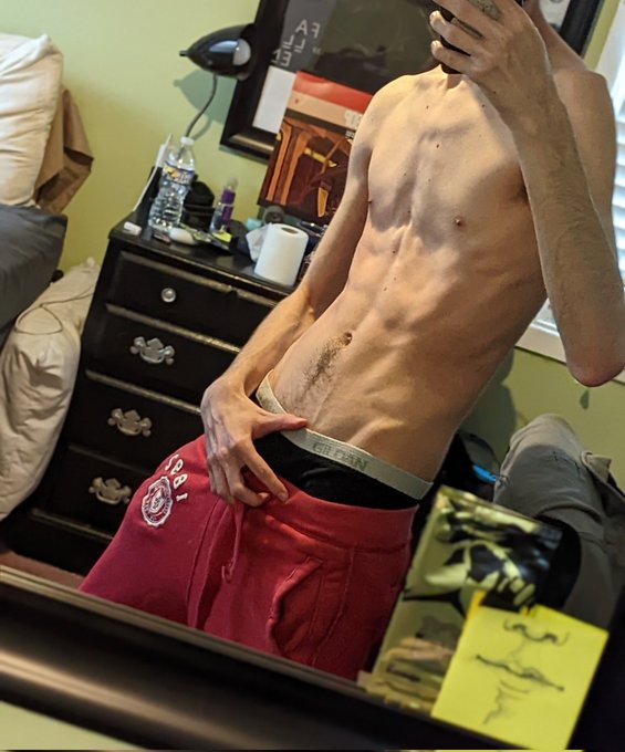 I did a home workout for the first time in ages 😅 enjoy the post workout arms and shirtless pics https://t