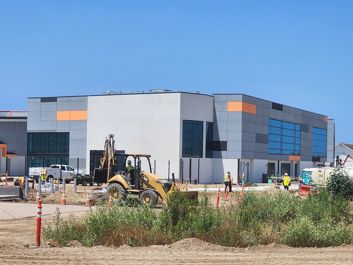 JacketPrincipal's tweet photo. By the minute, Construction Crews make significant progress on Del Sol High School as we prepare for the arrival of 600  Class of 2027 Jaguars in mid-August. Excitement is in the air as we eagerly anticipate the opening of this Jewel on Camino Del Sol! @OxnardUnion @drtommccoy https://t.co/RYNh8MZS1o