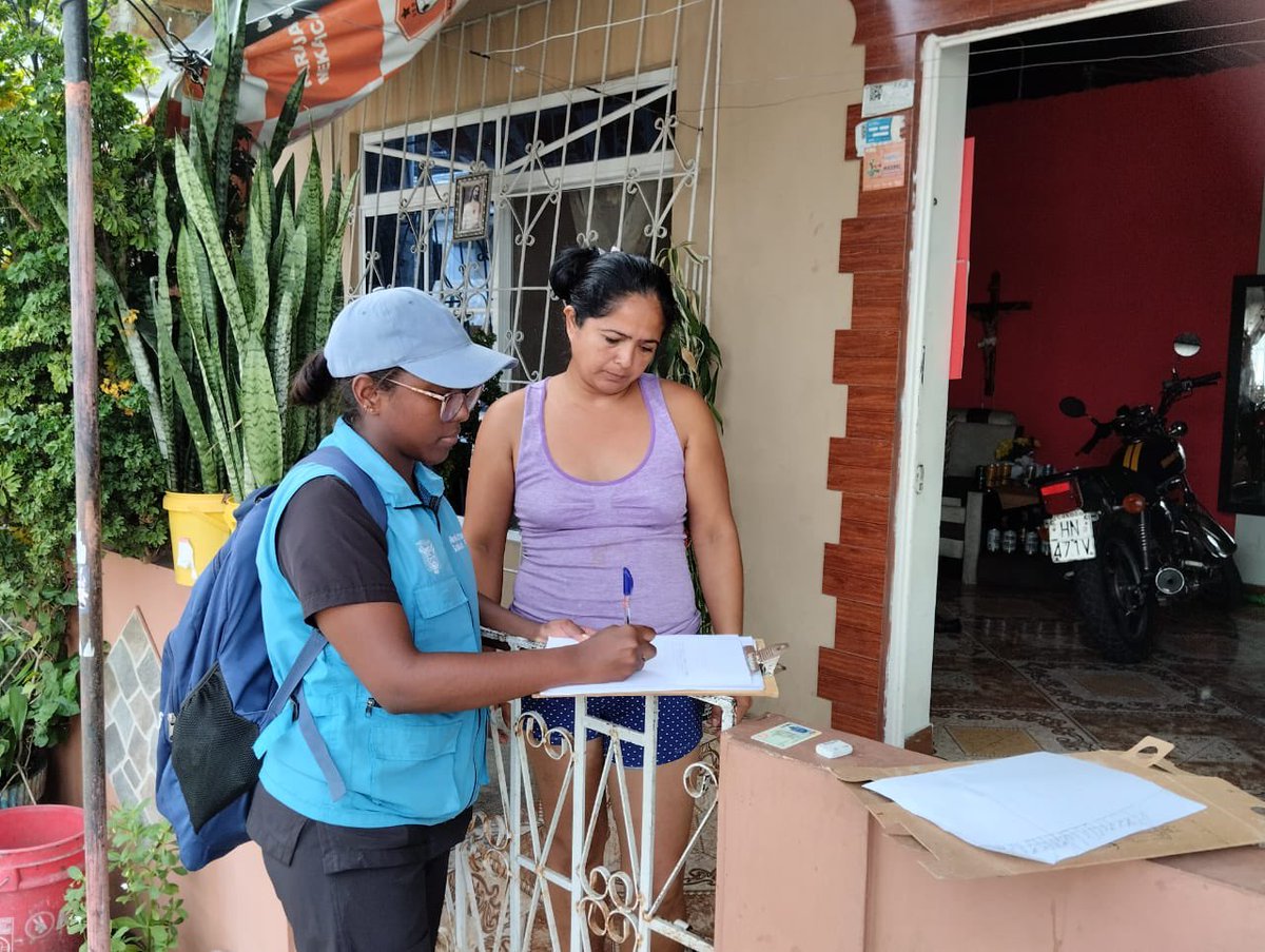 Salud_Guayas's tweet photo. #Samborondón | Brigadas de @Salud_Ec del #Distrito09D24 realizan barrido documentado en los sectores #15DeJulio #MariaParra inmunizando a niños menores de 12 años contra #Sarampión #Rubéola y #Poliomielitis. Se señaliza las casas visitadas por la Campaña Nacional #Vacunación2023. https://t.co/0lKJoyFxX1