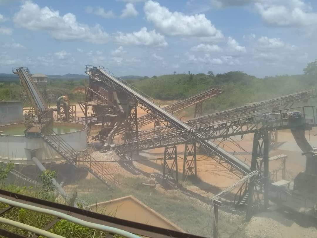 Se chequeó #hoy la producción de materiales de la construcción en las canteras de Planta libertad y fábrica de baldosas en el municipio de Limonar y cantera Antonio Maceo en Jovellanos. Se constató además la producción de asfalto en la planta de de Coliseo.
<a href="/PabloSanram/">Pablo Santana</a>