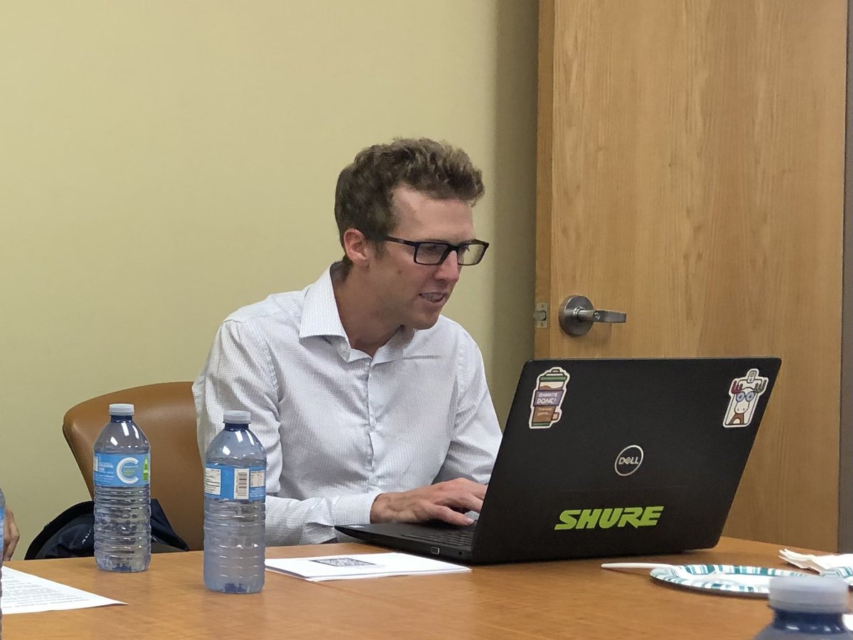 Les cérémonies de fin d’études s’amorcent à #Campbellton… Voici le gars de la Com <a href="/jmdoiron_/">Jean-Marc Doiron</a> en action ! #CCNB2023