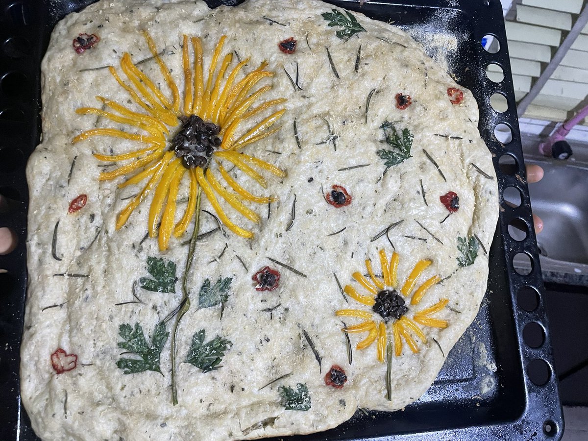 Assignment for this week successfully done 🙏🏾
A sunflower Focaccia Art Bread 🌻