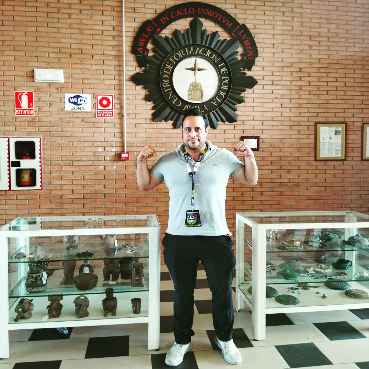 SrDanigmas's tweet photo. Un año más encantado de participar en la @C1b3rWall
junto a @policia en @PoliciaEscuela. Gracias a la organización por esta III edición #Danigmas #Abogados #Detectives #Criminólogos #C1b3rWall2023 #Ciberwall #Ciberseguridad #Cibersecurity https://t.co/YVV4WPQzmJ