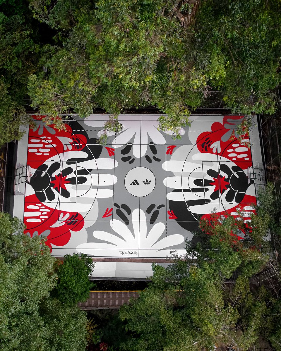 adidasHoops's tweet photo. Sport has the power to change lives. ​

Together with community and cultural leaders in Latin America, we brought new life to 5 Basketball courts across the region. ​

The third court is in the Provenza community in Medellin, Colombia. Artist @GreenAmarilla worked on a design inspired by nature and all its splendor, conveying how this sport serves as a metaphor for hope, perseverance and teamwork, giving the court a new look and life, while creating a true work of art.

—

El deporte tiene el poder para cambiar vidas.

Junto a líderes comunitarios y culturales de América Latina, le hemos brindado nueva vida a 5 canchas de baloncesto en esta región.

La tercera cancha se ubica en la comunidad de Provenza en Medellín, Colombia. La artista @greenamarilla, trabajó en un diseño inspirado en la naturaleza y todo su esplendor, transmitiendo cómo este deporte sirve como una gran metáfora de esperanza, perseverancia y trabajo en equipo, dándole un nuevo aspecto y vida, llenándola de color y creando una verdadera obra de arte.

#RememberTheWhy #adidasBasketball