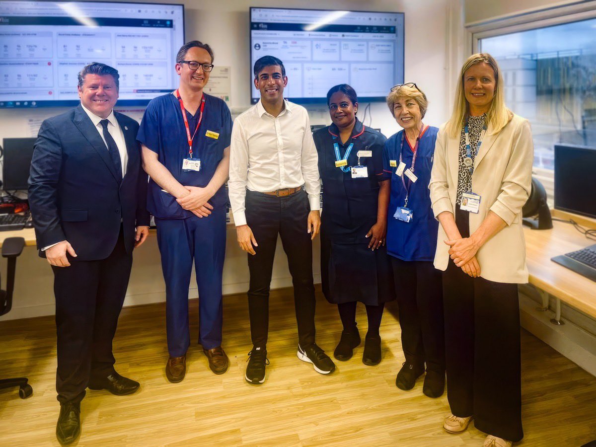 @WestHertsNHS @RishiSunak Massive moment for our #virtualhospital team to welcome @RishiSunak @dean4watford to the VH hub. @RishiSunak ’s enthusiasm for this innovative model of care was inspiring. @drmknight @AndyatFrogmore @anewlandsmith @DominiqueAuger1 @FishwickLeanne @CLCHNHSTrust @VHWestherts