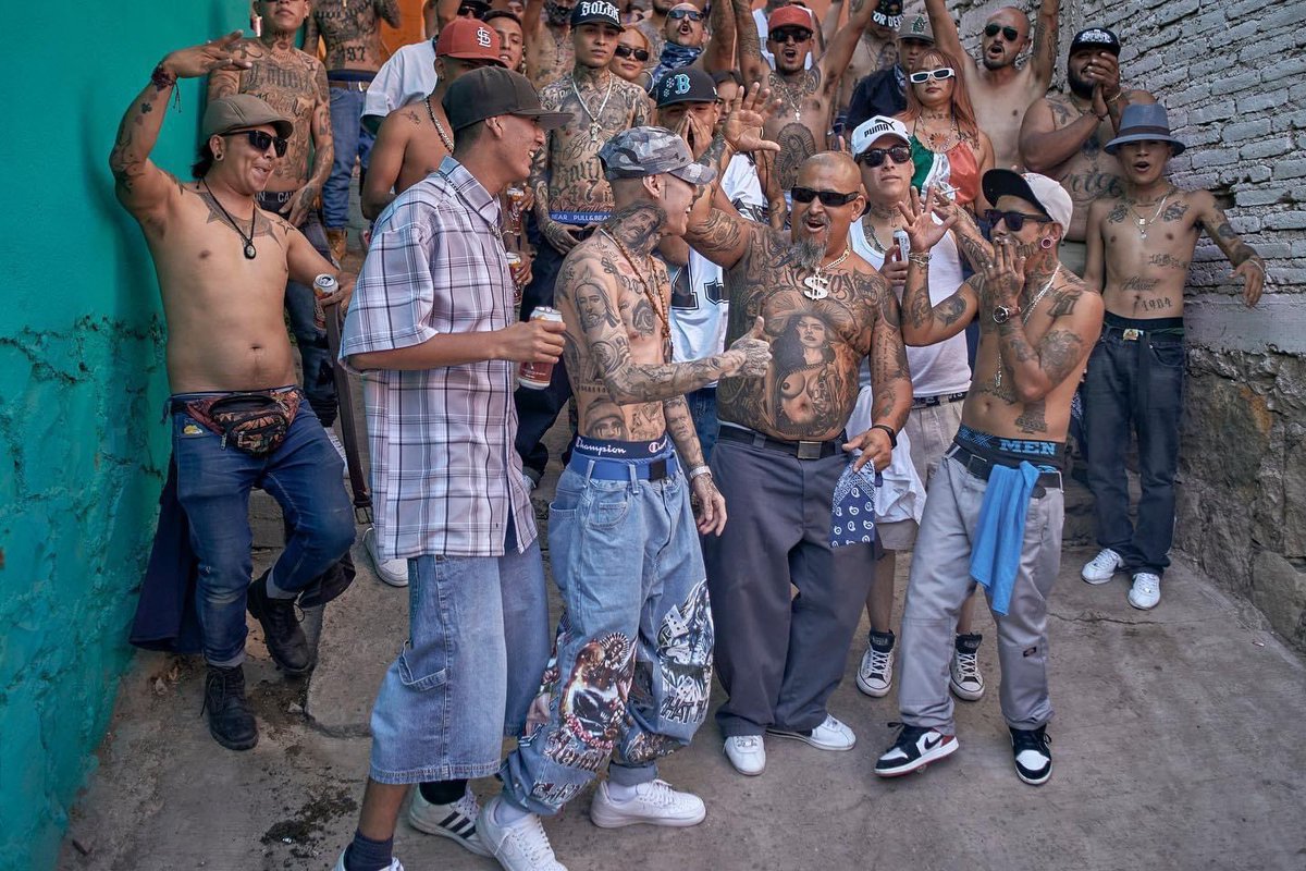 santa_fe_klan_'s tweet photo. La calle fue mi escuela 🇲🇽🔥 https://t.co/Do1EZGl5e0