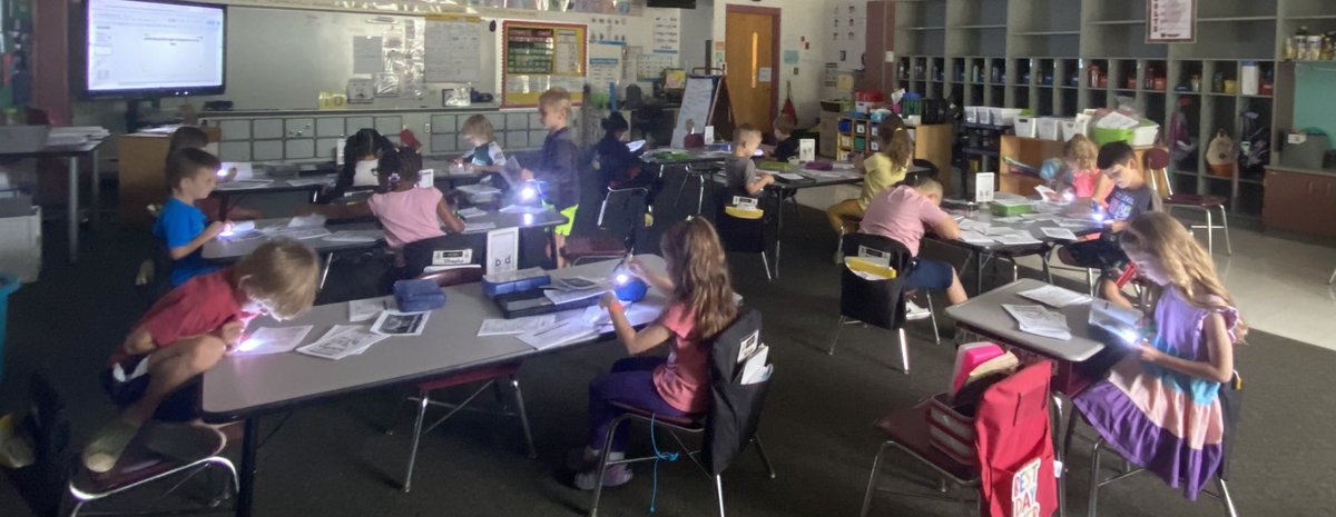 hrogers6moldova's tweet photo. The #KinderColts are flashlight reading! We love to pop a balloon for our great EOY behavior prize. @MiddleCreekES https://t.co/nHad1aPSl7