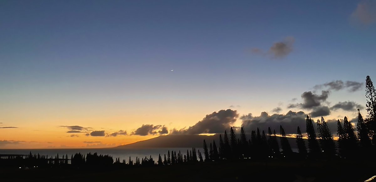 dangreene's tweet photo. Sunset over Moloka‘i last night.  

Amazing. 

Cc @logs #subsets ;) https://t.co/6DsVWrR1Au