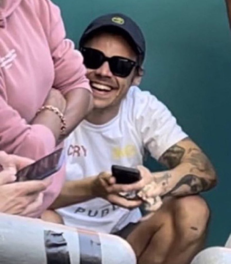 hsbandflorals's tweet photo. YOU DON'T KNOW IT NOW BUT ALL THE COOL PEOPLE ARE WEARING MADI'S CRYING IN PUBLIC MERCH T-SHIRTS, IF YOU DON'T BELIEVE ME, SEE BY YOURSELF 🤨

https://t.co/wDKa0bW0ZV https://t.co/KTRDxrjO9A