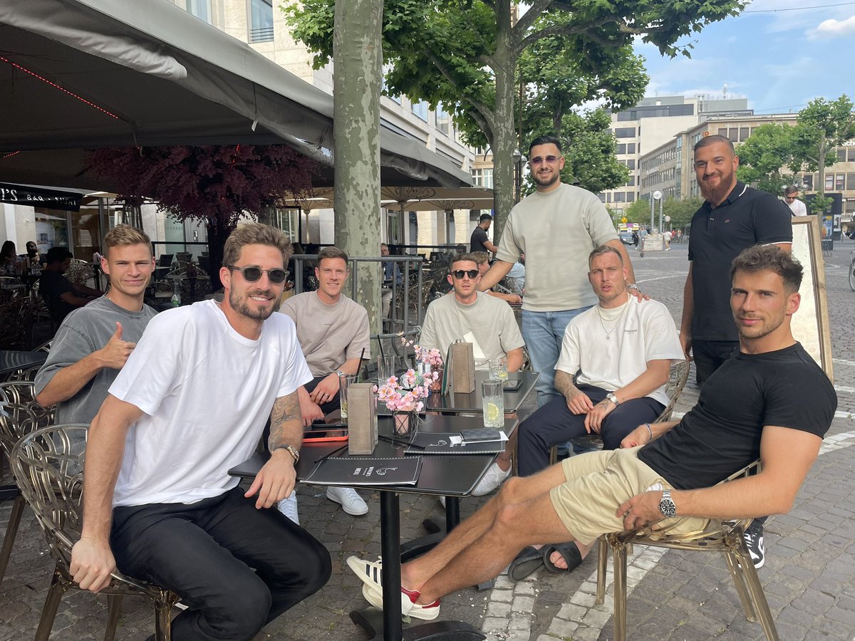 Reymen47's tweet photo. @Niklas_Wilson_ Ja hast recht 😁👍🏽 er chillt lieber irgendwo in einer Bar… https://t.co/XvsQWBDrxH