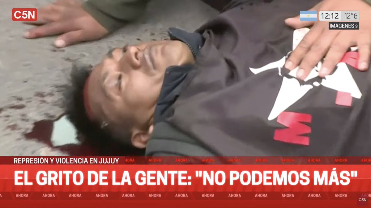 EstudiantesEEB's tweet photo. Luego de varios días de paro docente y movilización en reclamo de salarios dignos, el gobierno de Jujuy aprobó el día viernes una reforma que busca criminalizar el derecho a la protesta social. Todo el pueblo jujeño se movilizó y la respuesta del gobierno es brutal represión. https://t.co/vF3fchAps0