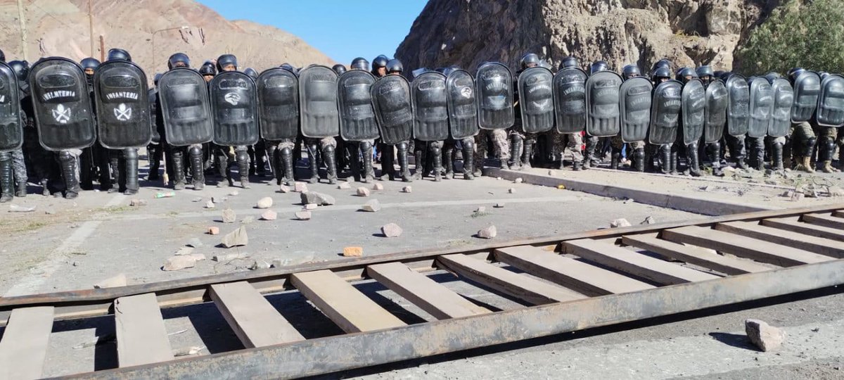 EstudiantesEEB's tweet photo. Luego de varios días de paro docente y movilización en reclamo de salarios dignos, el gobierno de Jujuy aprobó el día viernes una reforma que busca criminalizar el derecho a la protesta social. Todo el pueblo jujeño se movilizó y la respuesta del gobierno es brutal represión. https://t.co/vF3fchAps0