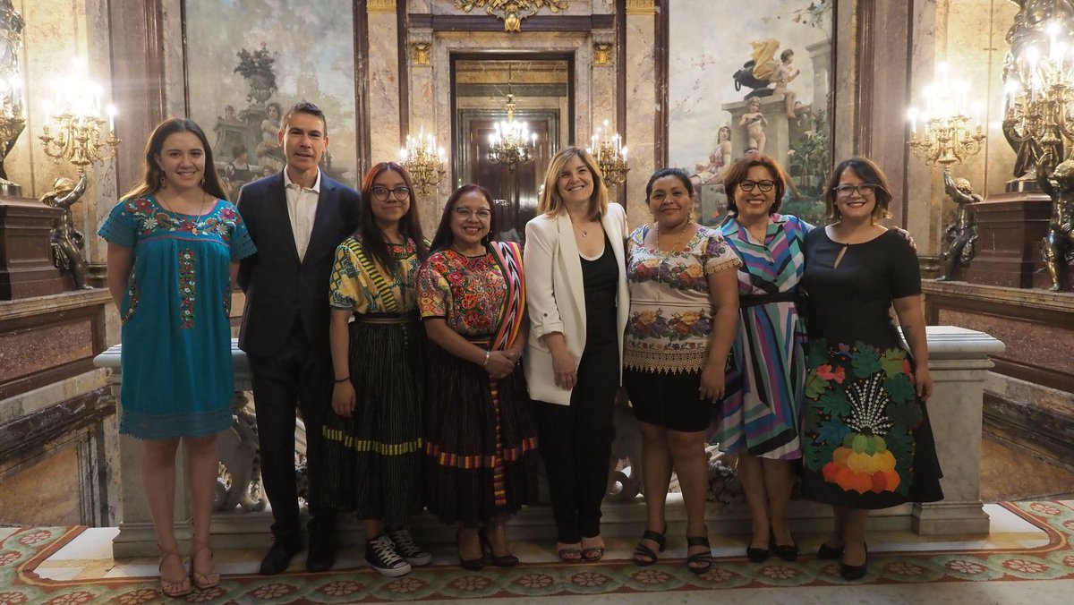 EmbajadaEspGTA's tweet image. 🥇La líder maya kiche Alma Gilda López Mejía 🇬🇹 ha recibido en Madrid 
el Premio Bartolomé de las Casas de la @CooperacionESP por la defensa y protección de los derechos de los Pueblos Indígenas

👏Enhorabuena por extraordinaria labor defensa y empoderamiento de mujeres indígenas