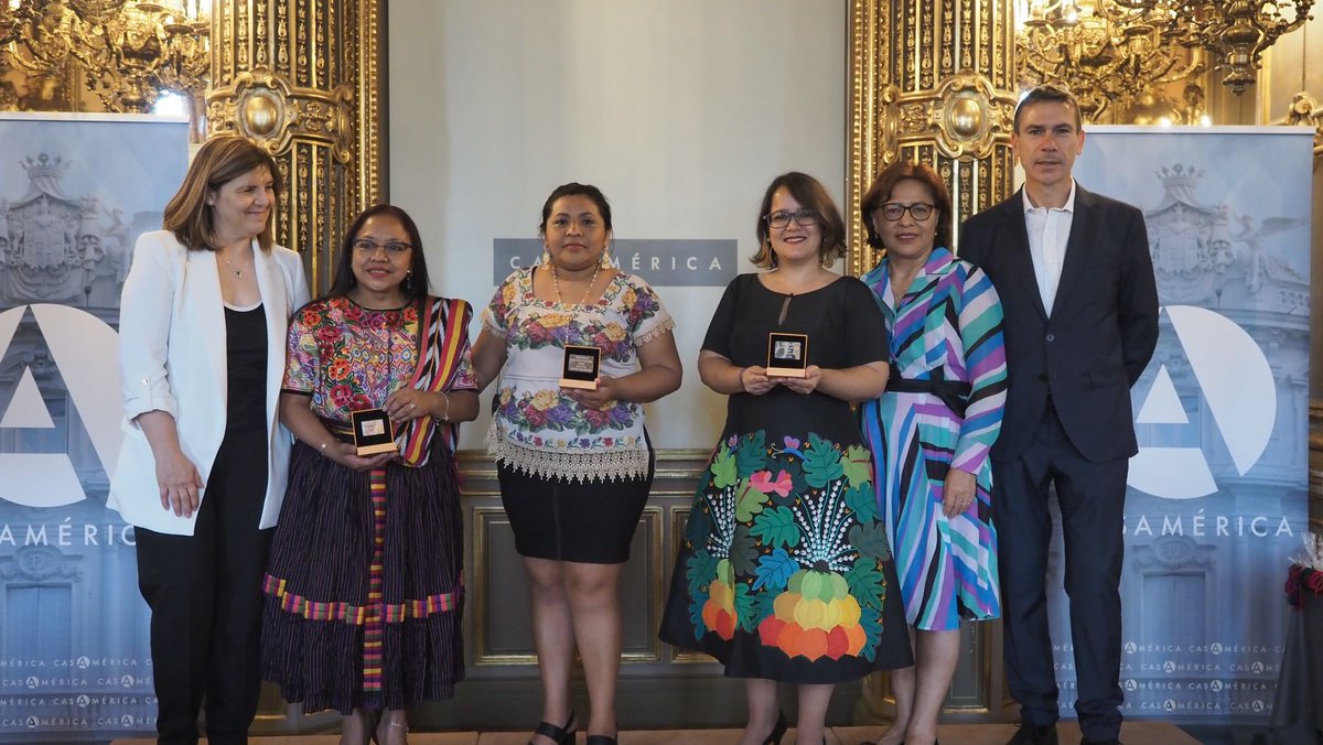 EmbajadaEspGTA's tweet image. 🥇La líder maya kiche Alma Gilda López Mejía 🇬🇹 ha recibido en Madrid 
el Premio Bartolomé de las Casas de la @CooperacionESP por la defensa y protección de los derechos de los Pueblos Indígenas

👏Enhorabuena por extraordinaria labor defensa y empoderamiento de mujeres indígenas