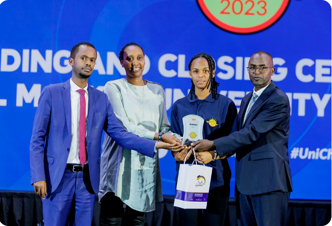 MusanzecollegSU's tweet photo. Ni kur'uyu wa 16 kamena 2023.
 DUSHIME Mucyo Divine wa @IPRCMusanze akaba yarahize abandi mugusomera imbere y'imbaga, ni mumarushanwa ategurwa n'ikigo kigenzura Isoko ry’Imari n’Imigabane mu Rwanda @CMARwanda ... https://t.co/EWObtc2wNr