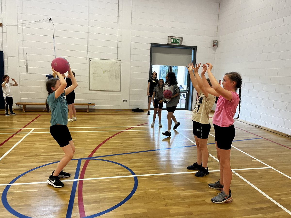 ActiveSchAngus's tweet image. 🏐 @LanglandsPS Netball Club were delighted to have a former pupil Callie @ForAcadPE back to talk about her netball journey &amp;amp; lead a shooting masterclass!The girls❤️’d having Callie train with them &amp;amp; play matches.Great links @ForAcad #Opportunities #ActiveForfar @AngusNetball