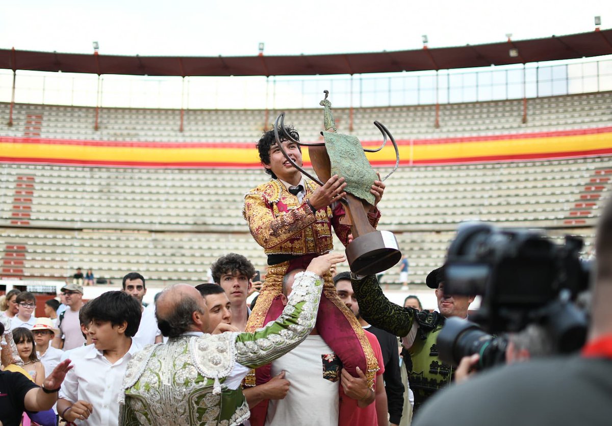 NovdelNorte's tweet photo. 🏆 Nuestro triunfador @IFonsecaOficial se proclamó 𝐂𝐀𝐌𝐏𝐄𝐎́𝐍 de la @CopaChenel 

Se quedó solo con los 6 toros por la cogida a Juan del Álamo.

Y aunque sufrió una fuerte cornada también aguantó hasta salir a hombros con 3 orejas 💪🏼

¡Enhorabuena!

¡Fuerza @JuandelAlamoOf ! https://t.co/6vlALvmOVh