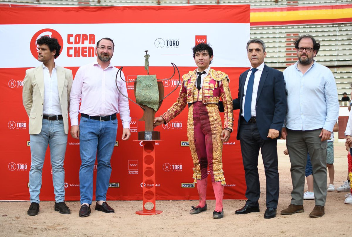 NovdelNorte's tweet photo. 🏆 Nuestro triunfador @IFonsecaOficial se proclamó 𝐂𝐀𝐌𝐏𝐄𝐎́𝐍 de la @CopaChenel 

Se quedó solo con los 6 toros por la cogida a Juan del Álamo.

Y aunque sufrió una fuerte cornada también aguantó hasta salir a hombros con 3 orejas 💪🏼

¡Enhorabuena!

¡Fuerza @JuandelAlamoOf ! https://t.co/6vlALvmOVh