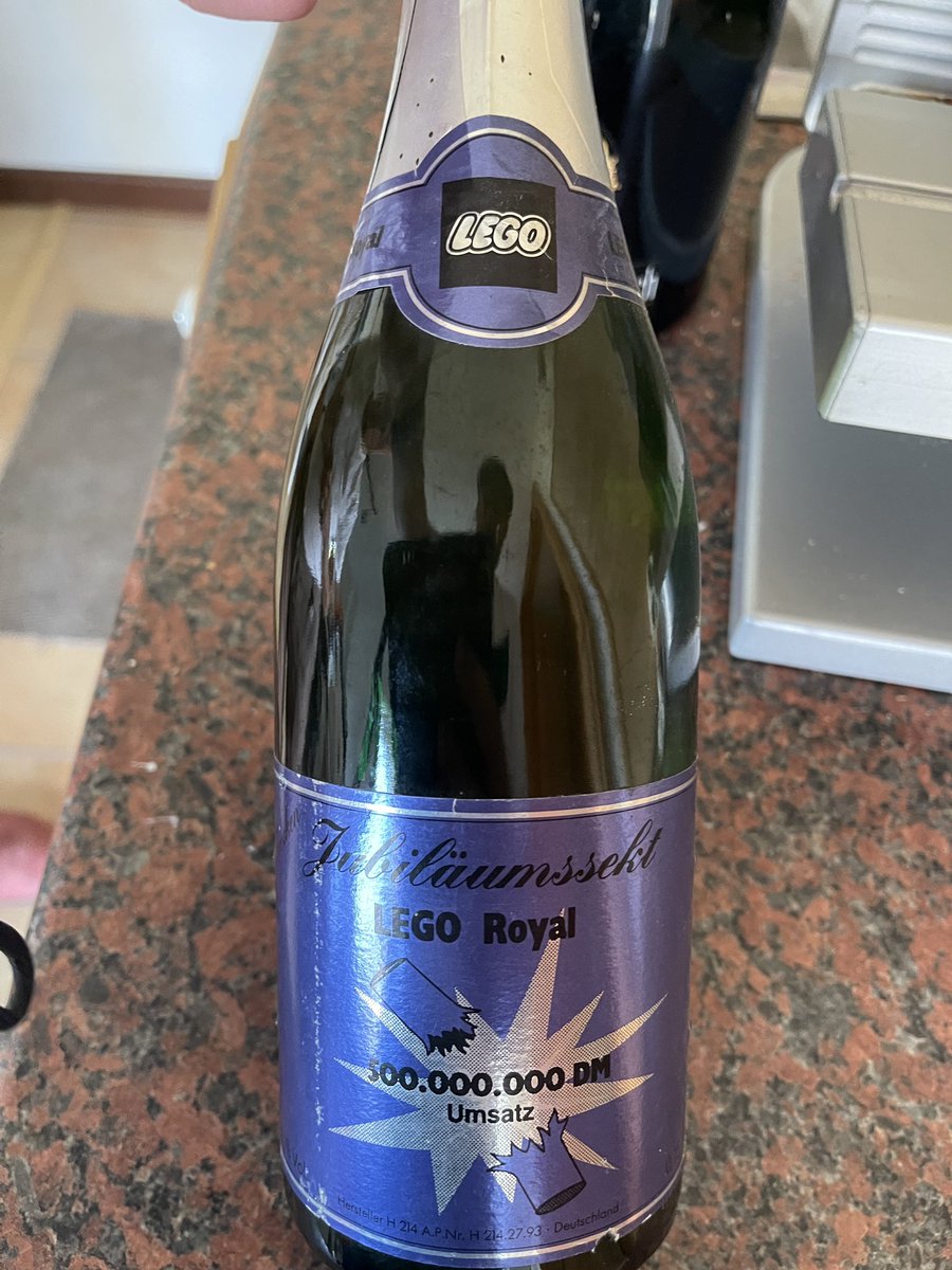 Im elterlichen Keller habe ich einen besonderen #Sekt gefunden. #Lego hat vor langer Zeit sowas rausgegeben. Warum wir den haben, das weiß ich nicht.
<a href="/derBephep/">Beρнeρ</a> weiss evtl. mehr. :)