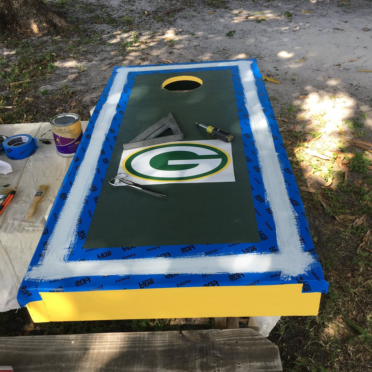 YeOldeGrumpster's tweet image. It’s to bad I’m in Florida, the house needs a paint job.