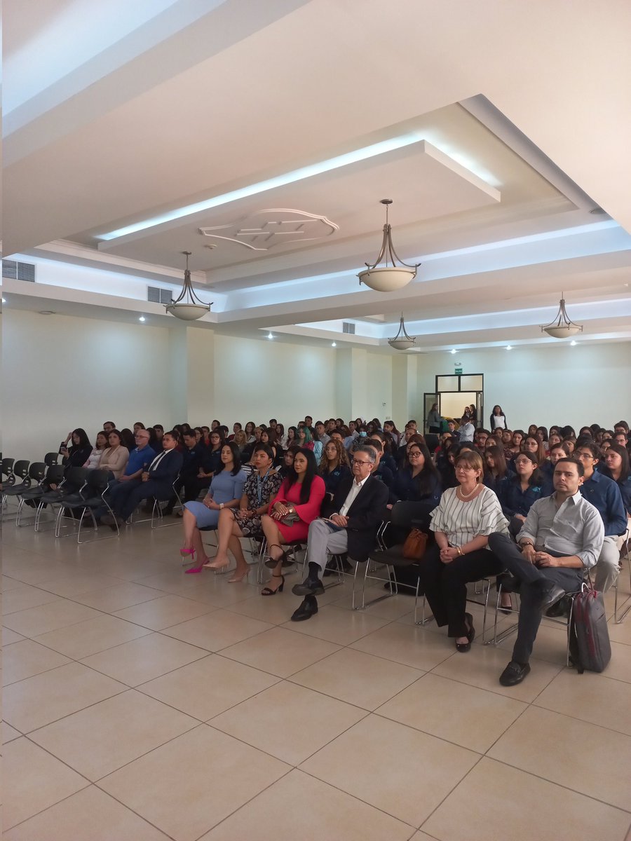 UEenHonduras's tweet photo. Gracias a los/as estudiantes y docentes de @UJCV1 por invitarnos a compartir sobre la política exterior de la Unión Europea🇪🇺. Un honor compartir con ustedes y con los/as estudiantes de @UNICAH_HN y @UNAHoficial que también asistieron. https://t.co/GLY64WNAvH