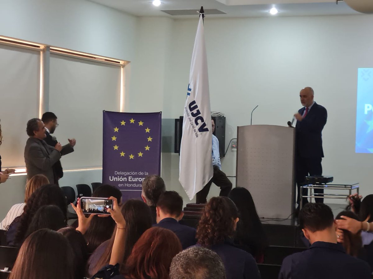 UEenHonduras's tweet photo. Gracias a los/as estudiantes y docentes de @UJCV1 por invitarnos a compartir sobre la política exterior de la Unión Europea🇪🇺. Un honor compartir con ustedes y con los/as estudiantes de @UNICAH_HN y @UNAHoficial que también asistieron. https://t.co/GLY64WNAvH