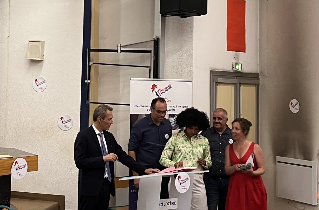 Signature des co leader @LaCL2E en présence <a href="/Prefet_48/">Préfet de la Lozère</a> #ganepauline
@pole_emploi 
Déjà 44 entreprises 👏
<a href="/DDETSPPLozere/">DDETSPP Lozere</a> <a href="/GaillardGilles2/">Gaillard Gilles</a> 
<a href="/Helene_Ginoux/">Hélène Ginoux</a>