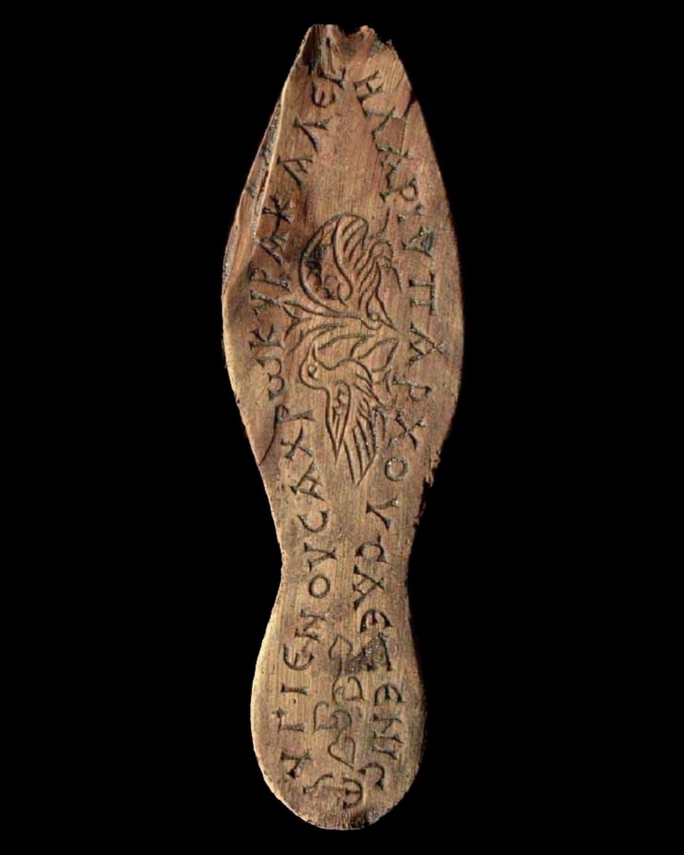 Yenikapı kazılarında ortaya çıkarılan ve MS 5. ila 7. yüzyıllar arasına tarihlenen ahşap sandalette şu yazıyor:

'Sağlıkta kullan hanımefendi, güzellikte ve mutlulukla giy.'

(İstanbul Arkeoloji Müzeleri)