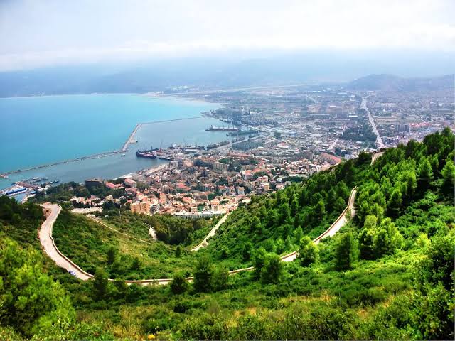 1️⃣ الأندلسيون وتأثيرهم على بجاية.

استيطان الأندلسيين في بجاية جعل منها مدينة شبيهة بحواضر الأندلس، وهذا مادفع  محمد طالبي في دراسته عن الهجرة الأندلسية الى افريقية على عهد الحفصيين الى قول: "بأنه لايشك في أن استيطان  الأندلسيين الكثيف ببجاية هو الذي جعل منها مدينة تشبه اشبيلية".