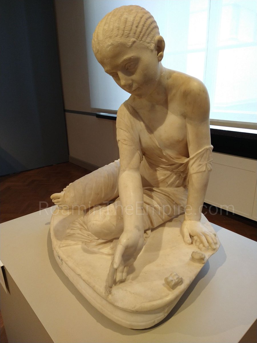 Another gem from today's trip to the Altes Museum in #Berlin; a statue of a girl playing astragaloi. Based on a Hellenistic model, the body dates to about 150 CE, with the head dating to about 200 CE, and was likely a funerary piece. From #Rome.

#Archaeology #RomanArchaeology