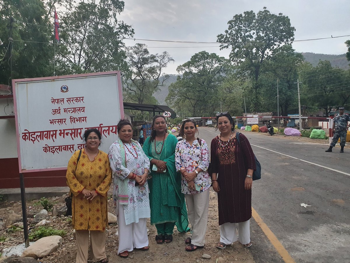 DurgaSob's tweet photo. ऐतिहासिक तथा राजनीतिक रुपमा प्रख्यात दाङकाे काइलाबासकाे  नेपाल भारत सिमानाकाे अबलोकन गर्ने अबसर मिल्याे। तर धेरै जसाे पुराना सरकारी अड्डा र बजारका घर काे राम्राे संग संरक्षण र प्रयाेग नभर खन्डर भएकाे देख्दा नरमाइलो लाग्याे। https://t.co/56csVG7PPJ
