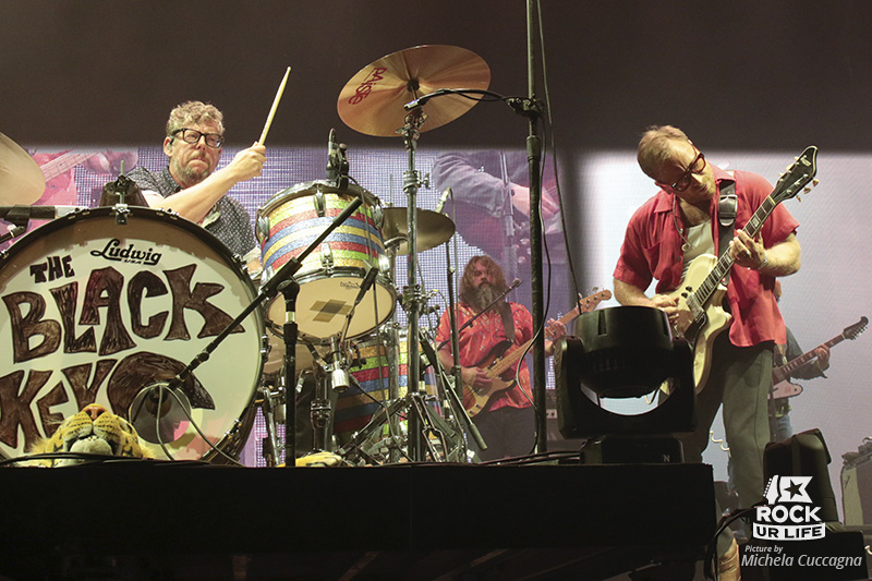 RockUrLifeNET's tweet photo. #LiveReport : #Concert épique au @Zenith_Paris avec @theblackkeys, @spoontheband et @shanandtheclams. Rock n'roll ! 🎸🎶
par @atomicredhead et #MichelaCuccagna
➡️ https://t.co/8rn8y5EntF
#TheBlackKeys #DropoutBoogieTour #DropoutBoogie #RockUrLife https://t.co/FZFsy5PoUP