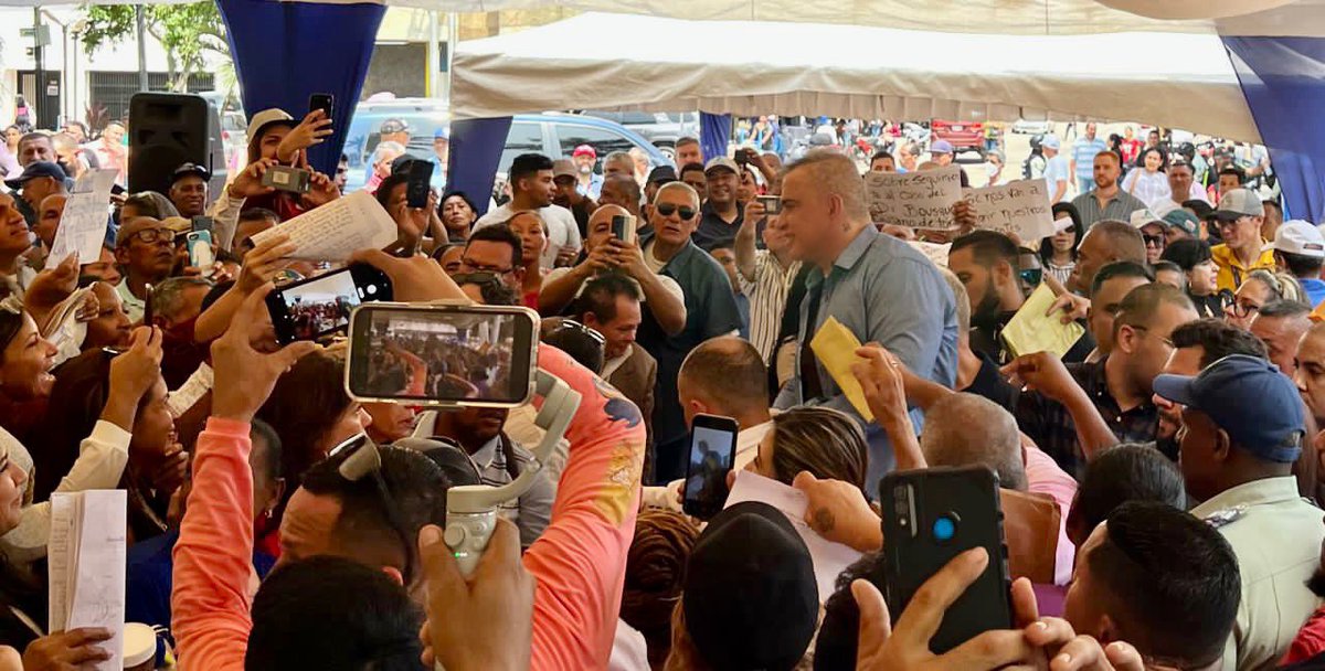 TarekWiliamSaab's tweet photo. #HOY… estuvimos #Presentes en la Plaza Bolívar de Barcelona (Anzoátegui) atendiendo de manera #personalizada y #directa a nuestro pueblo que presentan sus #denuncias de diferentes casos jurídicos legales (en un aproximado #hoy de 400 usuarios) : ello en el marco del programa de acción EL MINISTERIO PÚBLICO VA A TU #COMUNIDAD.