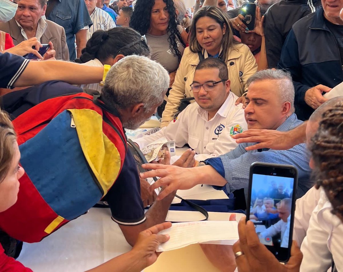 TarekWiliamSaab's tweet photo. #HOY… estuvimos #Presentes en la Plaza Bolívar de Barcelona (Anzoátegui) atendiendo de manera #personalizada y #directa a nuestro pueblo que presentan sus #denuncias de diferentes casos jurídicos legales (en un aproximado #hoy de 400 usuarios) : ello en el marco del programa de acción EL MINISTERIO PÚBLICO VA A TU #COMUNIDAD.