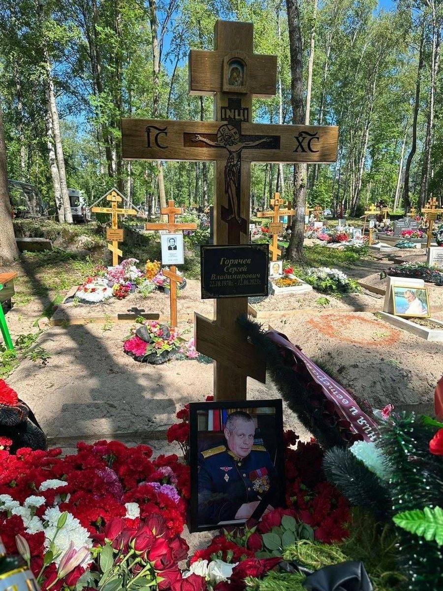 Ein Foto des Grabes des Stabschefs der 35. Armee der Vereinigten Streitkräfte, Generalmajor Sergej Gorjatschow, der bei einem Raketenangriff in der Ukraine ums Leben kam, ist aufgetaucht. 

Dies ist bereits der zehnte russische General (!!!), der in diesem Krieg ums Leben kam.
