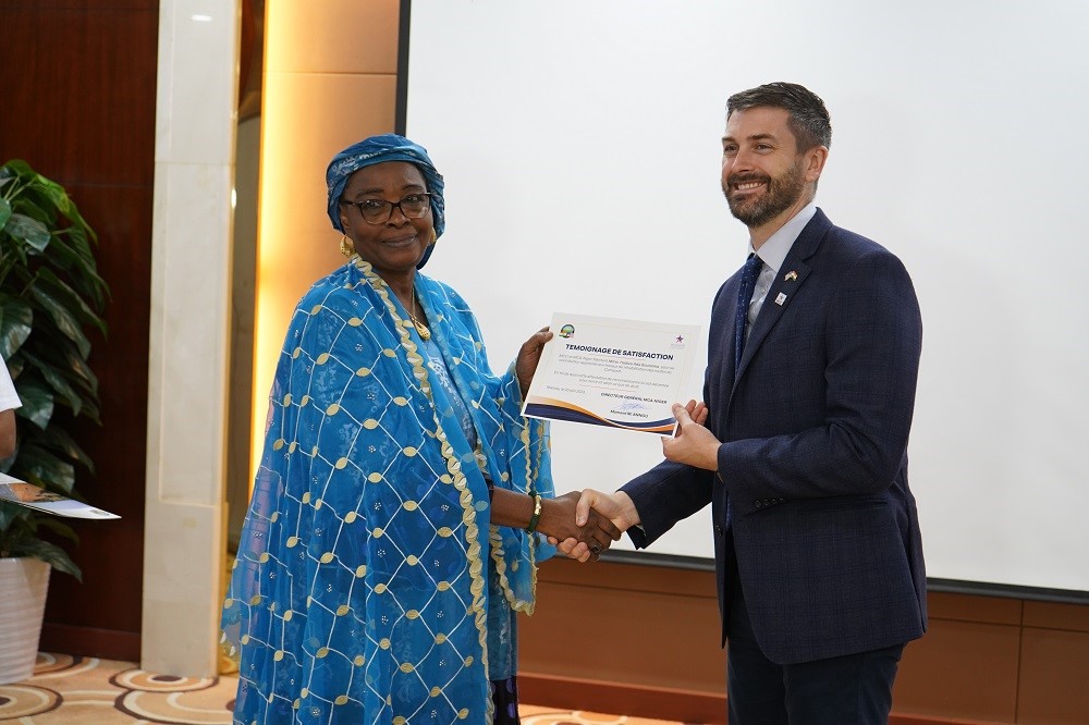 Millennium Challenge Account - Niger (MCA-Niger) (@mcaniger) on Twitter photo #MCA #Niger échange avec médias sur routes réalisées @Dosso. Objectif, mettre en perspective portée de ces voies dans essor éco du pays. is.gd/njLU2U@mcc <a href="/USAenFrancais/">USA en Français</a> <a href="/USEmbassyNiamey/">U.S. Embassy Niamey</a> <a href="/hadyline2014/">Hadiza Amadou Maiga🇳🇪</a> <a href="/iciniger/">IciNiger : Information du Niger.</a> @labize227 @IssaNourou <a href="/NigerfriendNew/">NigerFriend | News🕊</a> <a href="/amin__Ne/">Amin - 🇳🇪</a> <a href="/UNOPS_fr/">UNOPS en français</a> #MCA #Niger échange avec médias sur routes réalisées @Dosso. Objectif, mettre en perspective portée de ces voies dans essor éco du pays. is.gd/njLU2U@mcc <a href="/USAenFrancais/">USA en Français</a> <a href="/USEmbassyNiamey/">U.S. Embassy Niamey</a> <a href="/hadyline2014/">Hadiza Amadou Maiga🇳🇪</a> <a href="/iciniger/">IciNiger : Information du Niger.</a> @labize227 @IssaNourou <a href="/NigerfriendNew/">NigerFriend | News🕊</a> <a href="/amin__Ne/">Amin - 🇳🇪</a> <a href="/UNOPS_fr/">UNOPS en français</a>