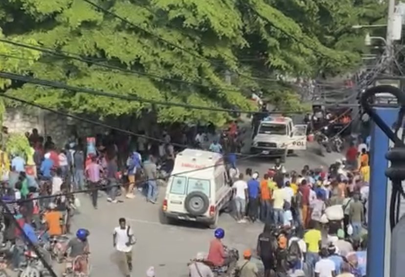 modelfm883's tweet photo. Un écolier a été tué dans un accident de la circulation, ce mardi matin, à la rue Chavannes (PV). L’enfant se rendait à l’école à bord d’une moto taxi  heurtée par un véhicule ayant une plaque IT. La PNH a interpellé le chauffeur du véhicule qui a heurté la moto taxi. https://t.co/CsWIRZWNAP