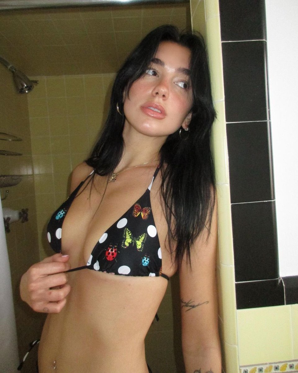 DUALIPA's tweet image. My summer outfit until further notice 🦋🦋 the cutest @versace polka dots bikini from my #VersaceLaVacanza collection with #DonatellaVersace