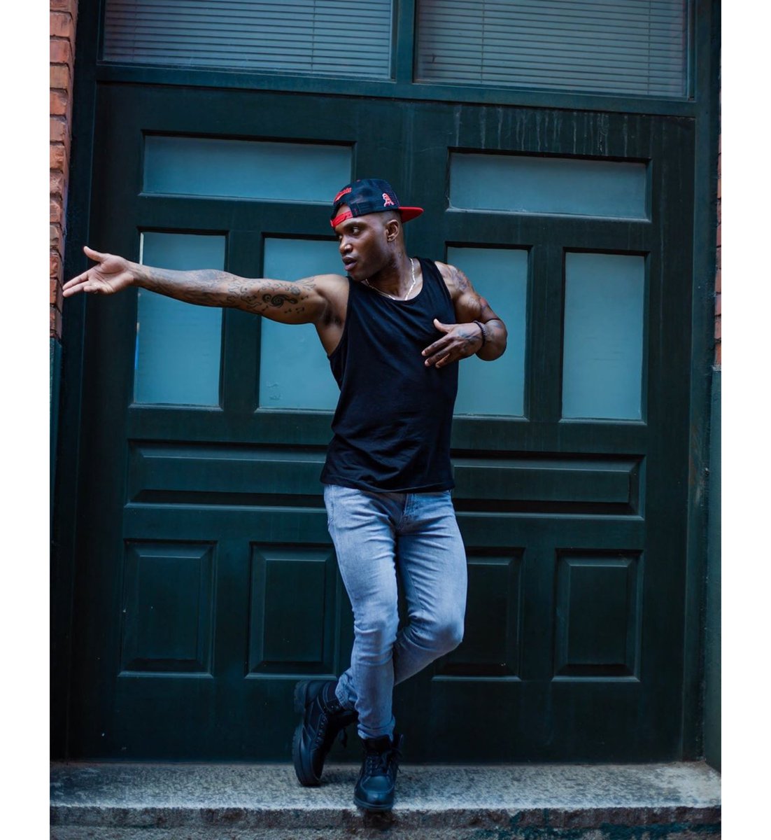 handsomemycheal's tweet photo. #dance your ass off #photograghy #DANCER #lightfeet #malemodel #performer https://t.co/lqW4hCf029