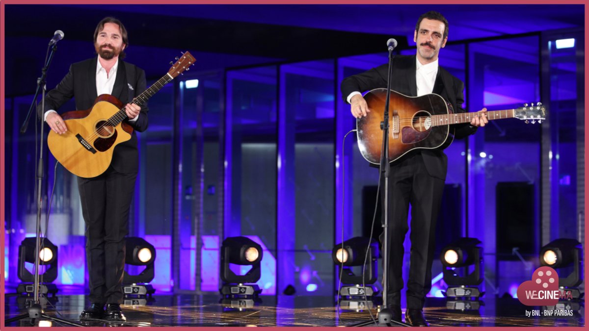 Il duo musicale <a href="/sicilianiooc/">ooc colapesce dimartino²</a> ha realizzato la colonna sonora de #LaPrimaveraDellaMiaVita, film di Zavvo Nicolosi, ottenendo una candidatura ai #nastridargento2023.

Ecco #Dimartino e #Colapesce sul palco 🎤🎸

#nastridargento #sngci