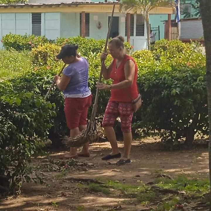 acebo_lester's tweet photo. Participan las federadas, cederistas y el pueblo de #Yara #ProvinciaGranma en las tareas de higienización y saneamiento en áreas del Consejo Popular Yara . https://t.co/ugmANij50n