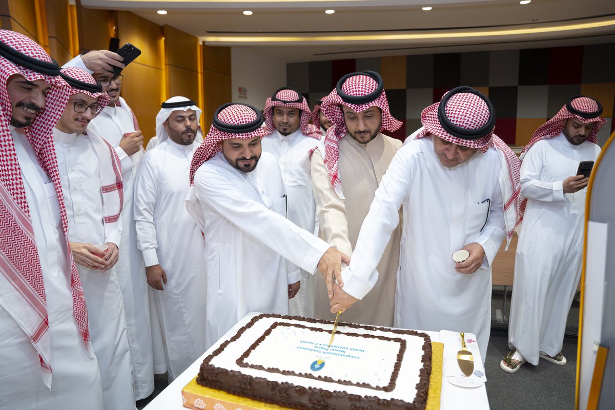 HeshamNajea's tweet photo. @MHSalshammari شكرا لك دكتور متعب على الدعم والتوجيه بدء من  رحلة الدراسة في البكالوريوس الى الماجستير ، وكنت خير الموجه والمشرف الأكاديمي على مشروع التخرج بالماجستير وكانت رحلة مميزة وثرية ونفتخر بها🌹🌹 https://t.co/GkA5kuZciB
