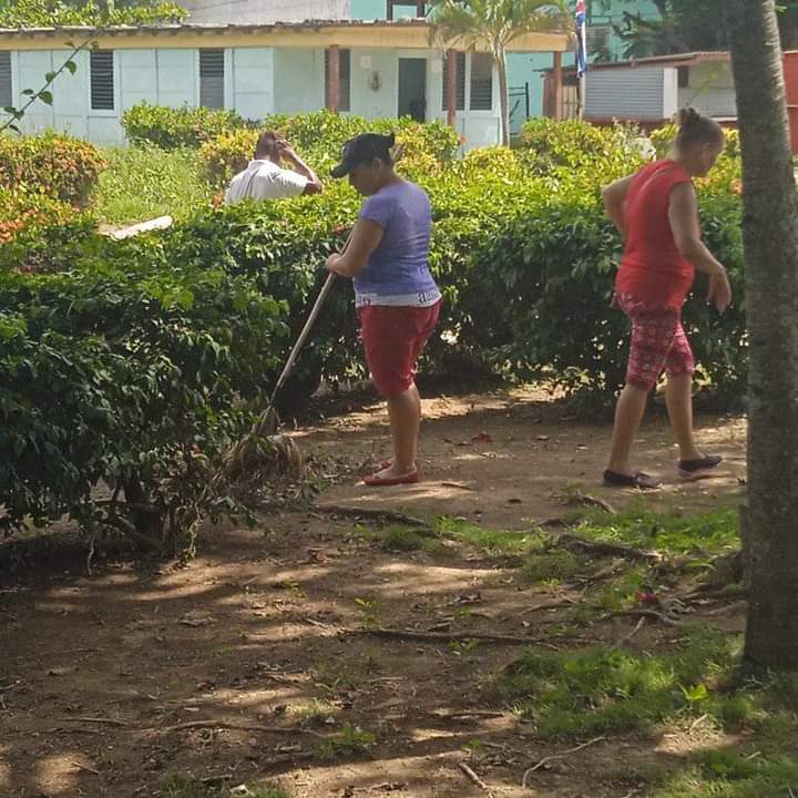 acebo_lester's tweet photo. Participan las federadas, cederistas y el pueblo de #Yara #ProvinciaGranma en las tareas de higienización y saneamiento en áreas del Consejo Popular Yara . https://t.co/ugmANij50n