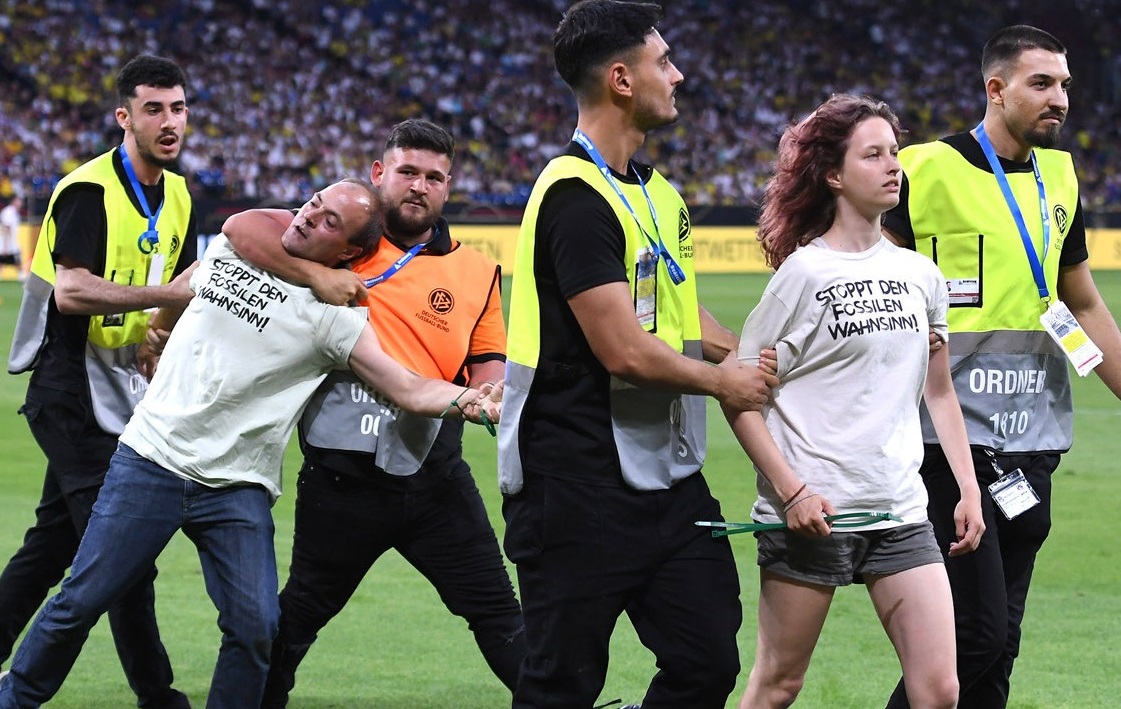 ⚽️ Länderspiel Deutschland-Kolumbien unterbrochen ⚽️ Weil die Bundesregierung nach wie vor Kohle aus Kolumbien importiert und verfeuert, unterbrachen wir heute das Fußballländerspiel in Gelsenkirchen. #GERCOL 1/2