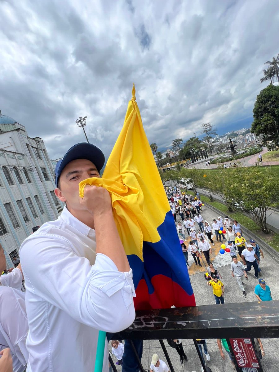 SimonArangoN's tweet photo. Primero #Colombia 🇨🇴

Hoy marchamos en contra de @petrogustavo y su nefasta gestión ejecutiva. 

Marchamos a favor de nuestras instituciones y https://t.co/aWl3U2Jt2j. Nuestros empresarios, campesinos y todo el sector productivo.

#YoMarchoElJ20 https://t.co/U9S55Gad3u