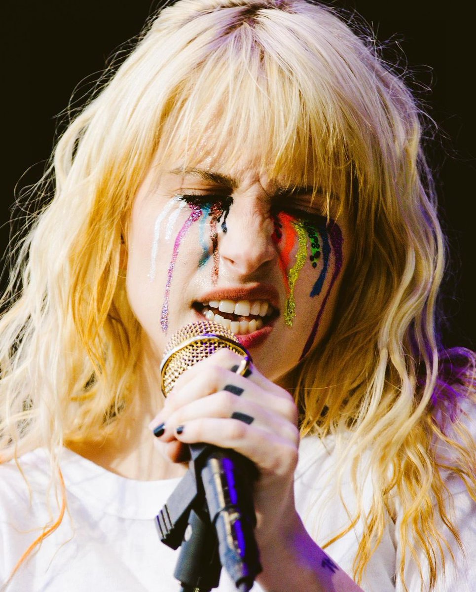 paramorebrasil's tweet photo. Paramore, por Ashley Osborn 📸 
#ParamoreBonnaroo https://t.co/Xop4HbV8Au
